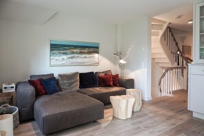 TV, fireplace, stereo - Exclusive Frisian house in Keitum on Sylt with garden, sauna and wood-burning stove (Sylt / OT Keitum)