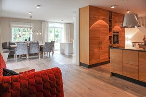 TV, fireplace, stereo - Exclusive Frisian house in Keitum on Sylt with garden, sauna and wood-burning stove (Sylt / OT Keitum)