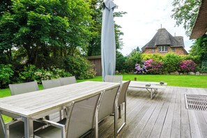 Outdoor dining - Exclusive Frisian house in Keitum on Sylt with garden, sauna and wood-burning stove (Sylt / OT Keitum)