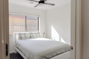 4 bedrooms, WiFi, bed sheets