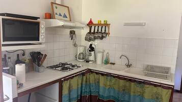 Mikrowelle, Ofen, Herdplatte, Wasserkocher mit Kaffee-/Teezubehör