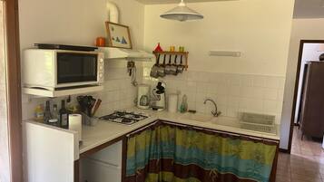 Mikrobølgeovn, ovn, kokeplater og kaffetrakter/tekoker