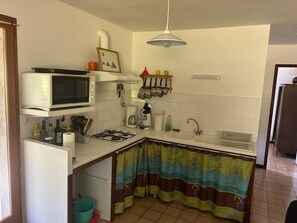 Micro-ondes, four, plaque de cuisson, cafetière/bouilloire