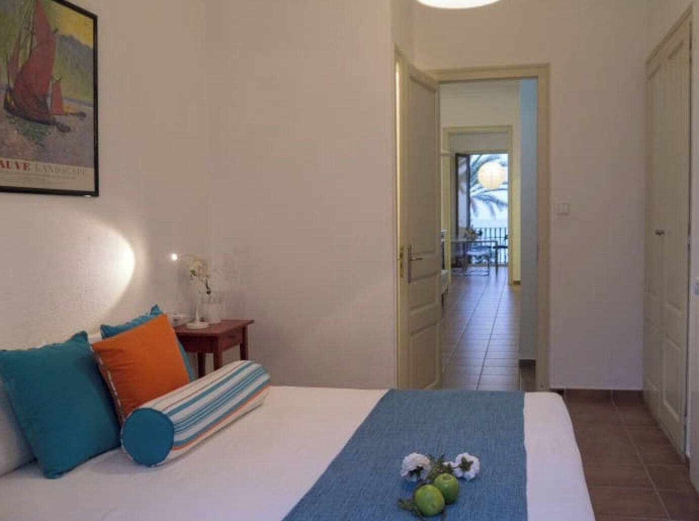 2 dormitorios, tabla de planchar con plancha, cuna de viaje