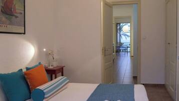 2 dormitorios, tabla de planchar con plancha, cuna de viaje