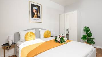 3 slaapkamers, een bureau, een strijkplank/strijkijzer, reisbedje