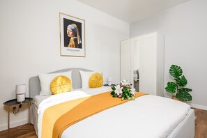 3 chambres, bureau, fer et planche à repasser, lit de bébé portatif
