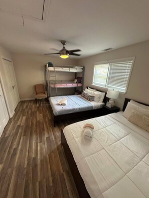 3 habitaciones, escritorio y tabla de planchar con plancha