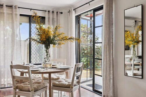Leafy courtyard Pet friendly Free parking