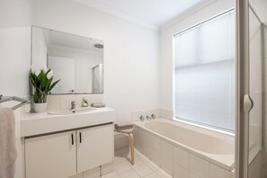 Een douche, een haardroger, handdoeken