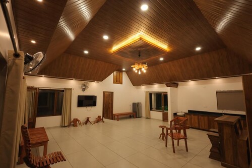 Wonderful 6-bedroom villa in Pambanar for a relaxing getaway