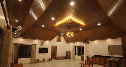 Wonderful 6-bedroom villa in Pambanar for a relaxing getaway