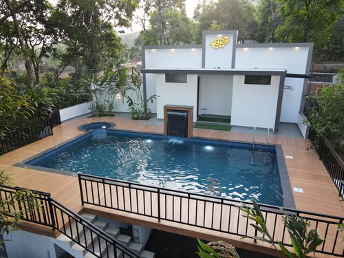 Wonderful 6-bedroom villa in Pambanar for a relaxing getaway