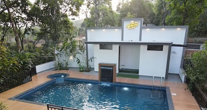 Wonderful 6-bedroom villa in Pambanar for a relaxing getaway