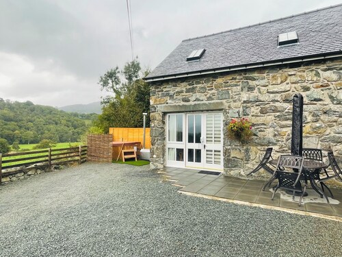 Mountain View Cottage with Hot Tub in the Heart of Snowdonia. Sleeps 5