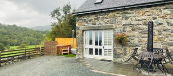 Mountain View Cottage with Hot Tub in the Heart of Snowdonia. Sleeps 5