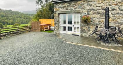 Mountain View Cottage with Hot Tub in the Heart of Snowdonia. Sleeps 5