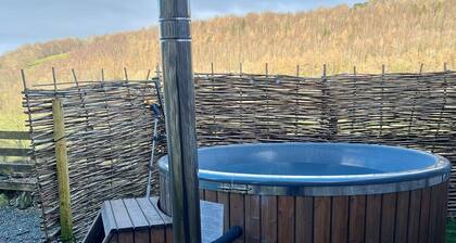 Mountain View Cottage with Hot Tub in the Heart of Snowdonia. Sleeps 5