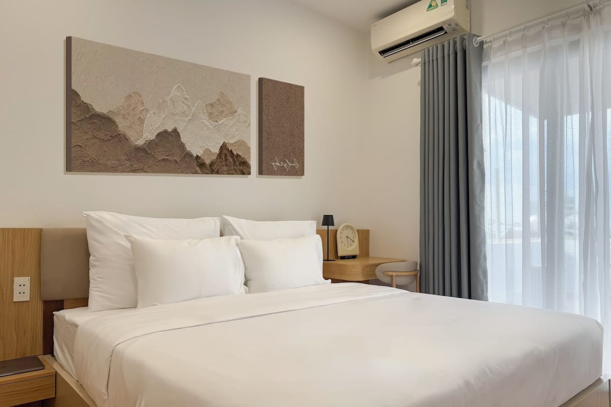 Deluxe Apartment | In-room safe, desk, laptop workspace, blackout curtains
