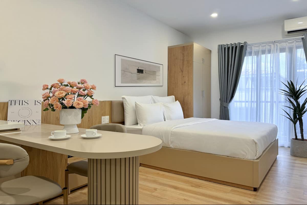 Deluxe Studio | In-room safe, desk, laptop workspace, blackout curtains