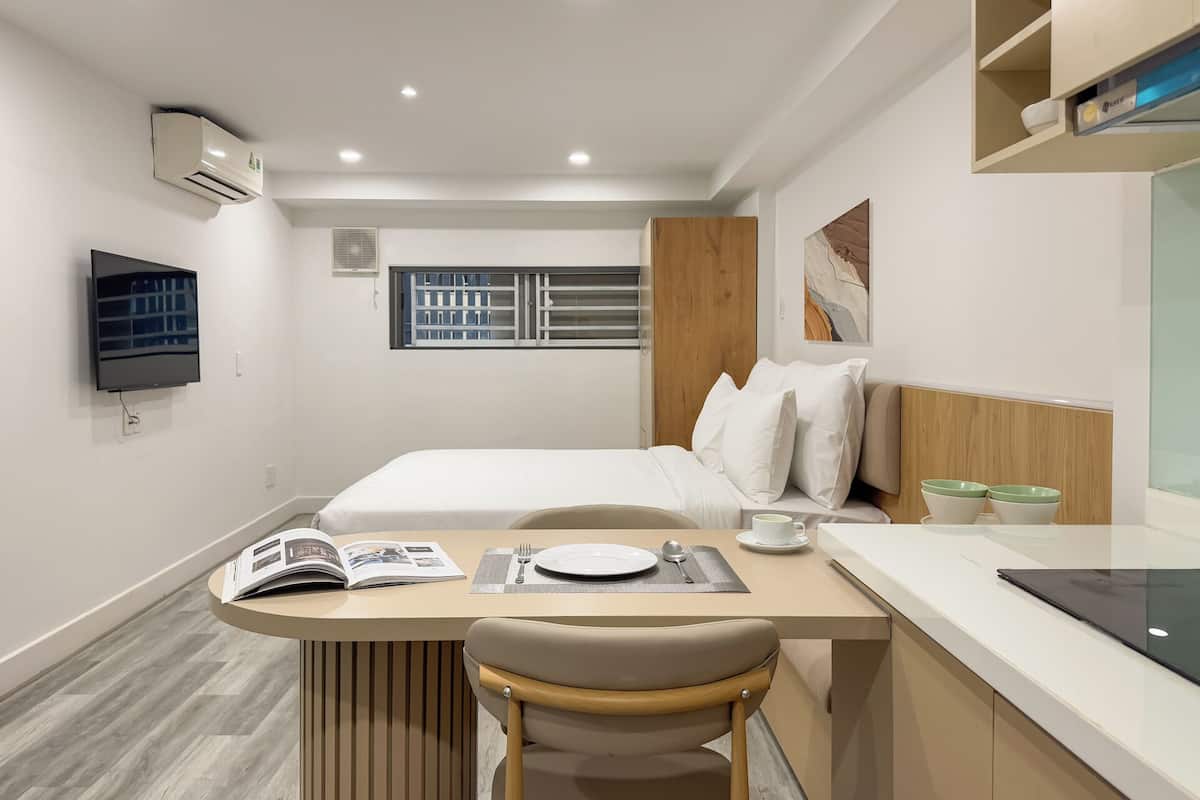 Standard Studio | In-room safe, desk, laptop workspace, blackout curtains