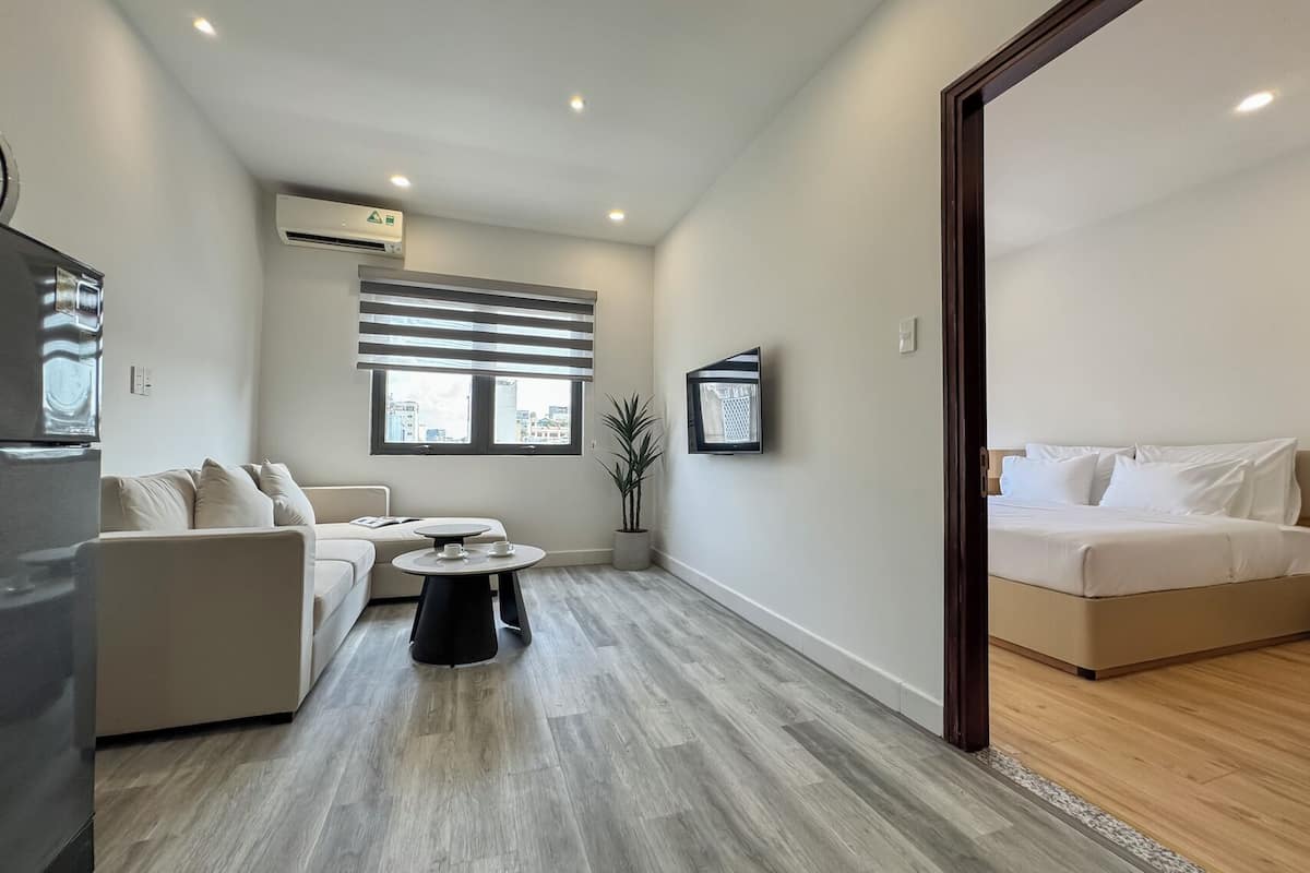 Superior Apartment | In-room safe, desk, laptop workspace, blackout curtains