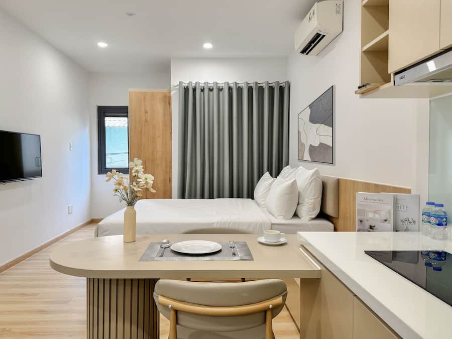 Deluxe Studio | In-room safe, desk, laptop workspace, blackout drapes