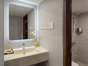 Superior-Apartment | Badezimmer | Dusche, Regendusche, kostenlose Toilettenartikel, Haartrockner