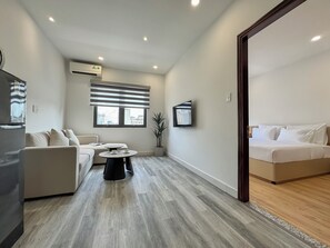 Superior Apartment | In-room safe, desk, laptop workspace, blackout drapes