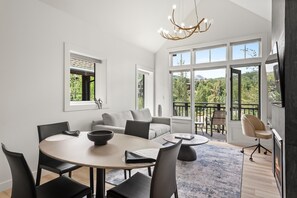 Smart TV, chimenea, oficina