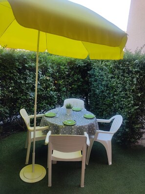 Outdoor dining - St Cyprien, cozy and close to the beach! (Saint-Cyprien)