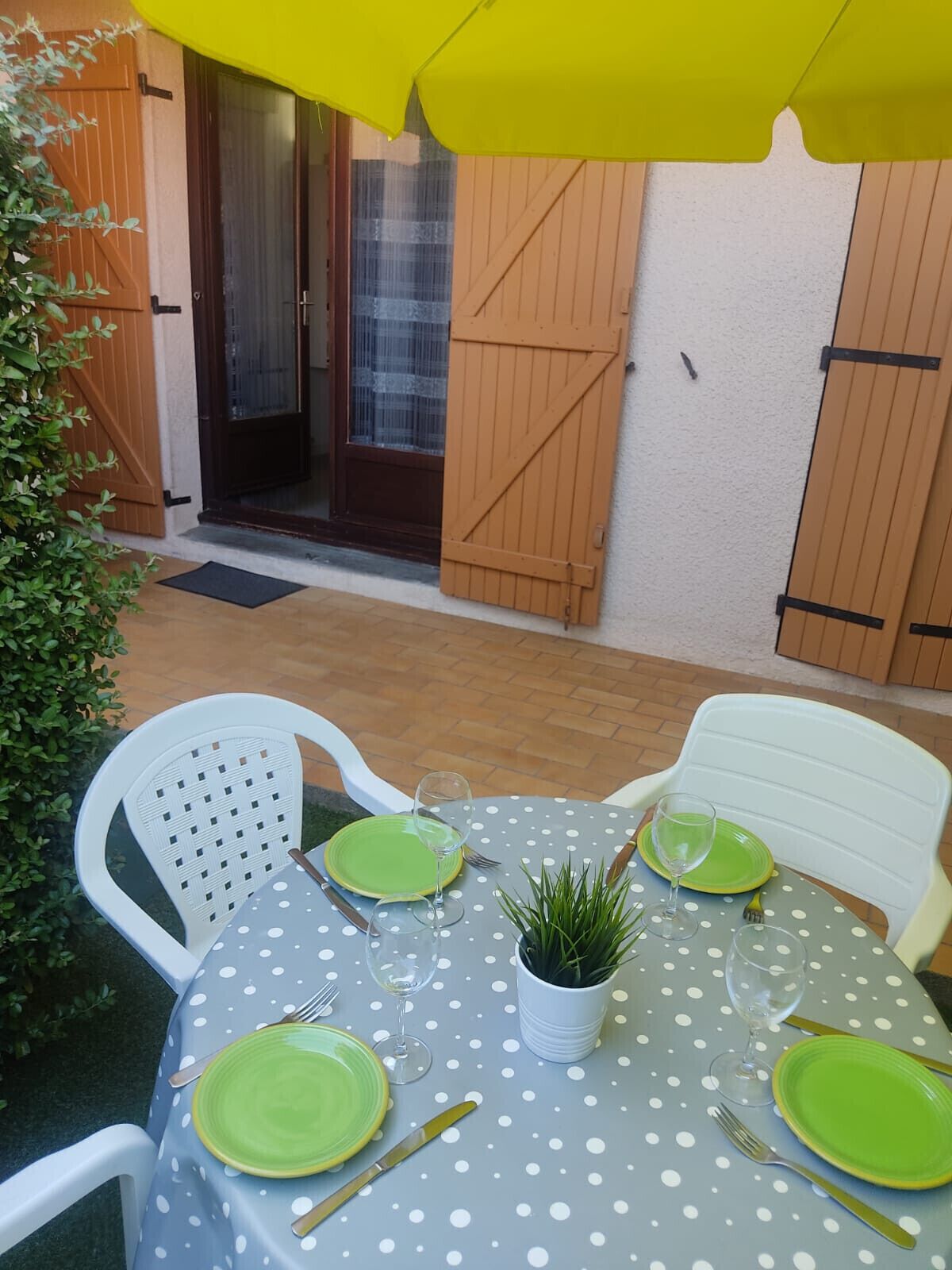Outdoor dining