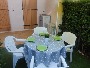 Outdoor dining - St Cyprien, cozy and close to the beach! (Saint-Cyprien)