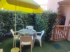 Outdoor dining - St Cyprien, cozy and close to the beach! (Saint-Cyprien)