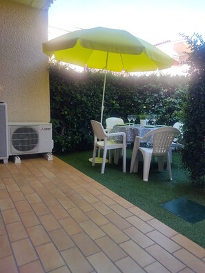Outdoor dining - St Cyprien, cozy and close to the beach! (Saint-Cyprien)
