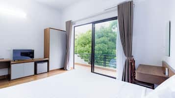 Deluxe Double Room, City View | Desk, laptop workspace, soundproofing, iron/ironing board