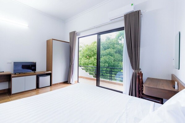 Deluxe Double Room, City View | Desk, laptop workspace, soundproofing, iron/ironing board