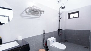 Une salle de bain moderne équipée de toilettes, d’un bidet et d’une douche.
