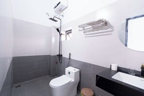 Dusj, hårføner, tøfler og håndklær