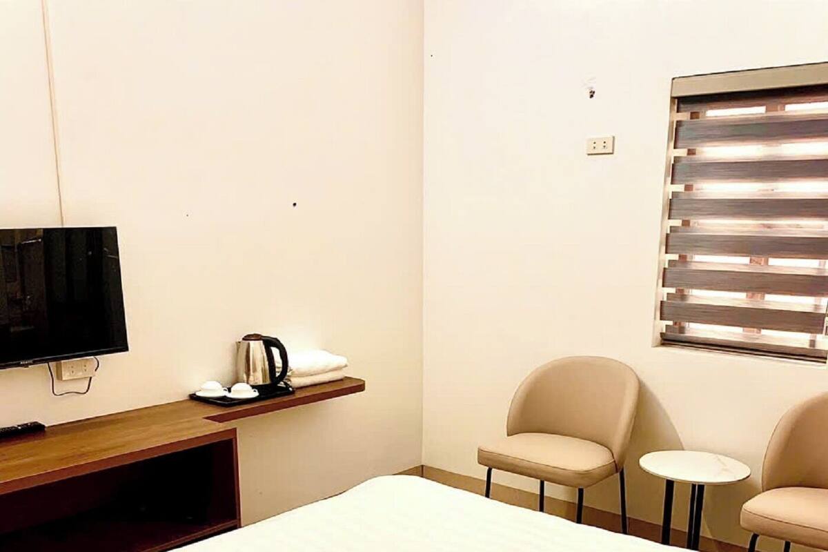 Standard Double Room | Desk, laptop workspace, soundproofing, iron/ironing board