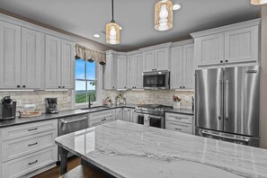 ثلاجة، ميكروويف، ف�رن، موقد طهي مسطح