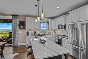 ثلاجة، ميكروويف، فرن، موقد طهي مسطح