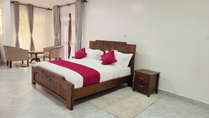 Une chambre à coucher bien rangée, avec un lit en bois, une table de chevet et une chaise.