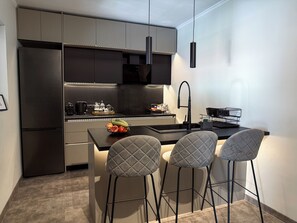 Kjøleskap, kokeplater, kaffetrakter/tekoker og vannkoker