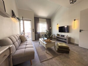 Smart TV, books, stereo
