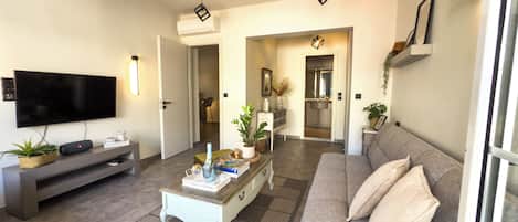 Smart TV, books, stereo