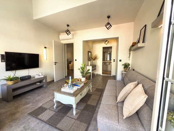 Smart TV, books, stereo