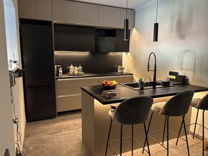 Kjøleskap, kokeplater, kaffetrakter/tekoker og vannkoker