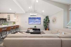 TV, bøker og kontorer