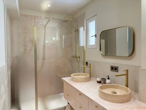Dusche, Haartrockner, Handtücher, Seife